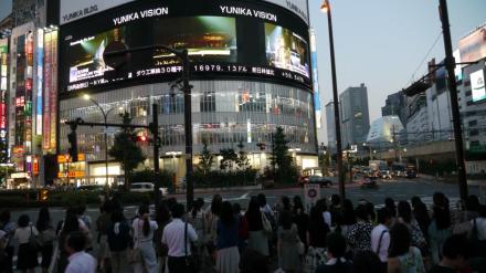 140821 Yunika Vision Staff tweeted a picture of crowds watching the first day of Tohoshinki Live Tour ~TREE~ Broadcast on Yunika Vision 000